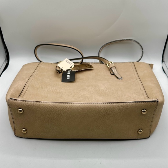 Large Tan Handbag /Tote in Vegan Leather, with a Wallet. NWT - Picture 13 of 13